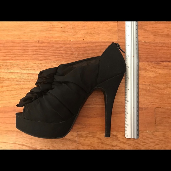 BLACK RUFFLE HEELS - Picture 5 of 5